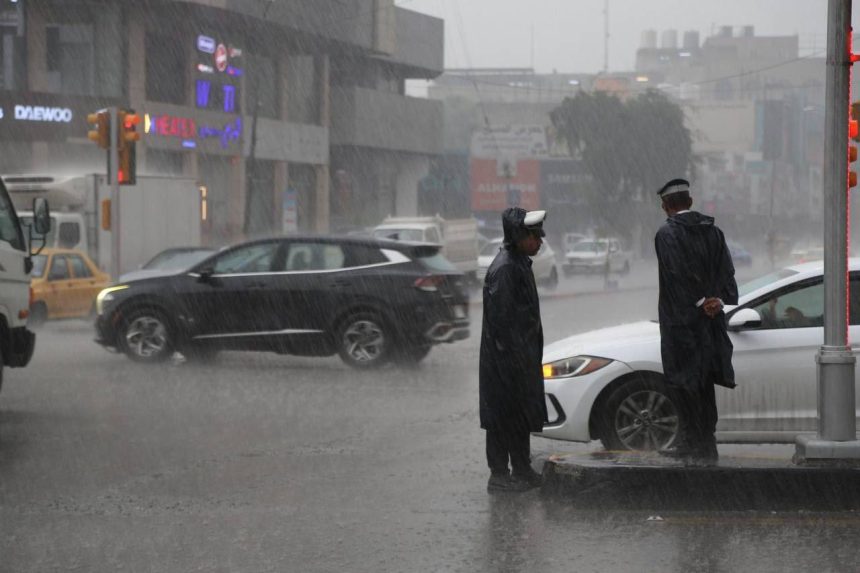 العراق يستقبل موجة أمطار غزيرة.. الأنواء تحذر من سيول وفيضانات في المناطق غير المخدومة اعتباراً من الغد