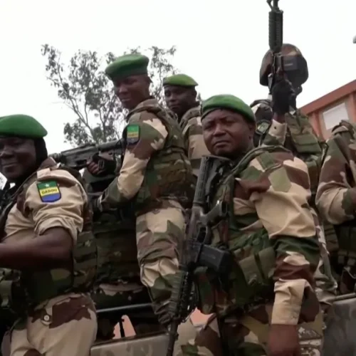 انقلابات متواصلة بأفريقيا.. عسكريون يعلنون عبر التلفزيون الرسمي في بنين إقالة الرئيس تالون من مهامه