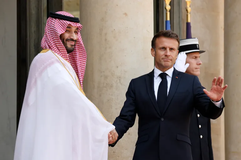 ولي العهد السعودي وماكرون يبحثان "تطورات الأوضاع الإقليمية والدولية"