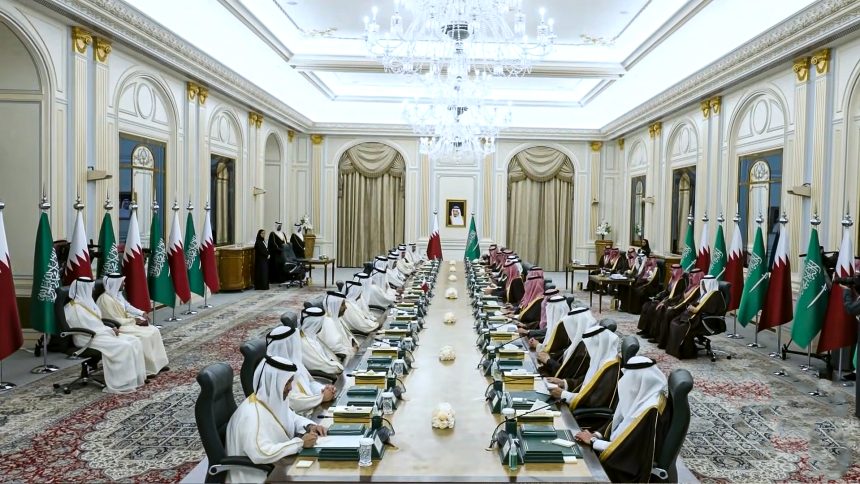 السعودية وقطر توقعان اتفاقية الربط بالقطار الكهربائي السريع بين البلدين