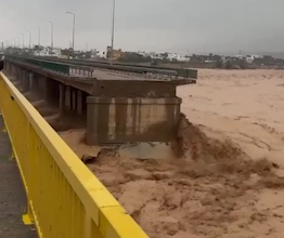 بالفيديو.. انهيار جسر طوزخورماتو وخروجه عن الخدمة بسبب السيول