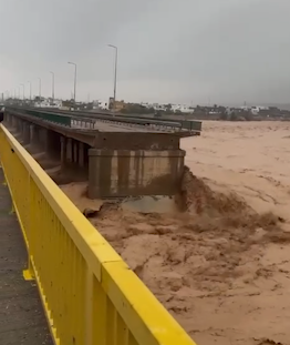 بالفيديو.. انهيار جسر طوزخورماتو وخروجه عن الخدمة بسبب السيول