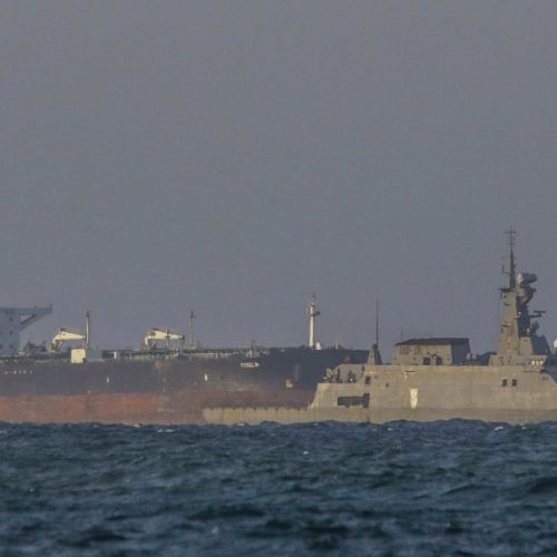 رويترز: الولايات المتحدة تستعد لمصادرة المزيد من السفن التي تنقل النفط الفنزويلي