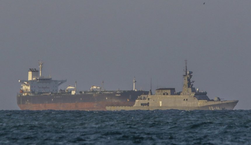 رويترز: الولايات المتحدة تستعد لمصادرة المزيد من السفن التي تنقل النفط الفنزويلي