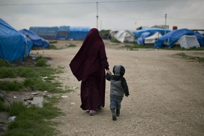 الادارة الذاتية الكردية تعلن احباط محاولة هروب نساء واطفال من مخيم الهول السوري