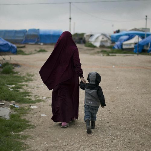 الادارة الذاتية الكردية تعلن احباط محاولة هروب نساء واطفال من مخيم الهول السوري