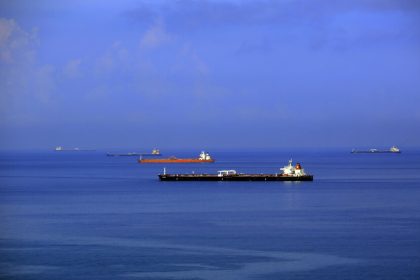 بلومبرغ: الولايات المتحدة قد تواصل مصادرة ناقلات النفط قبالة سواحل فنزويلا