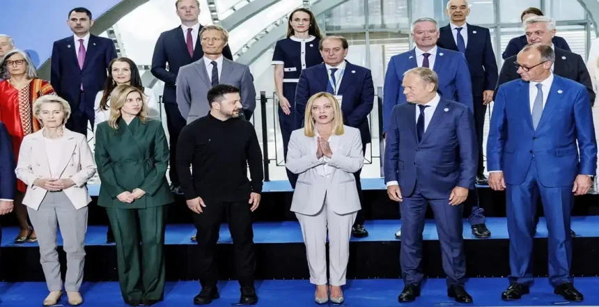 بروكسل وكييف تقترحان انضمام أوكرانيا للاتحاد الأوروبي في 2027 وسط ضغوط ترامب لإنهاء الحرب