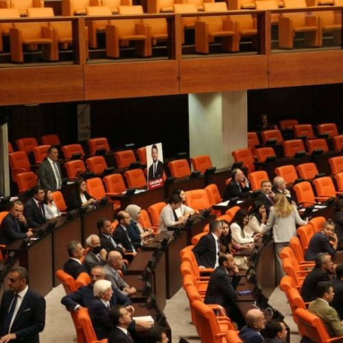 الادعاء التركي يوقف خمسة مشتبه بهم بتهمة التحرش الجنسي بمتدربات في البرلمان