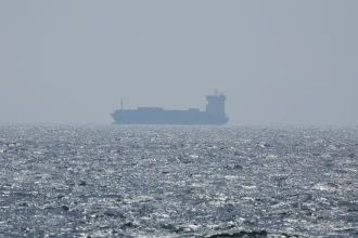 إعلام إيراني: احتجاز 18 من أفراد طاقم ناقلة أجنبية احتجزت في خليج عمان