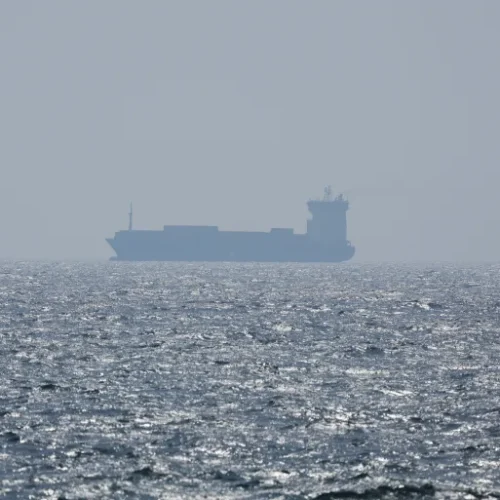 إعلام إيراني: احتجاز 18 من أفراد طاقم ناقلة أجنبية احتجزت في خليج عمان