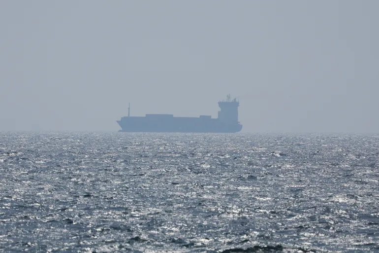 إعلام إيراني: احتجاز 18 من أفراد طاقم ناقلة أجنبية احتجزت في خليج عمان