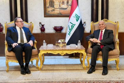 وزير الخارجية والقائم بالاعمال الامريكي يؤكدان ضرورة التهدئة بالمنطقة وخفض التوترات