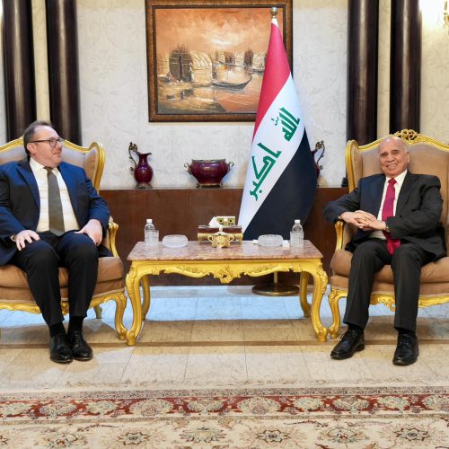 وزير الخارجية والقائم بالاعمال الامريكي يؤكدان ضرورة التهدئة بالمنطقة وخفض التوترات