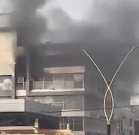 اندلاع حريق داخل بناية متخذة كقاعة للاعراس في ساحة عنتر بمنطقة الاعظمية
