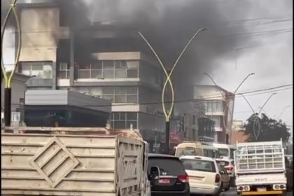 اخماد حريق بناية تجارية في منطقة الاعظمية