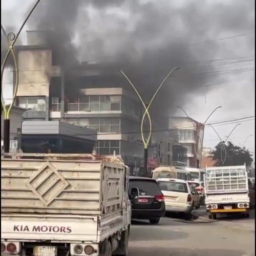 اخماد حريق بناية تجارية في منطقة الاعظمية