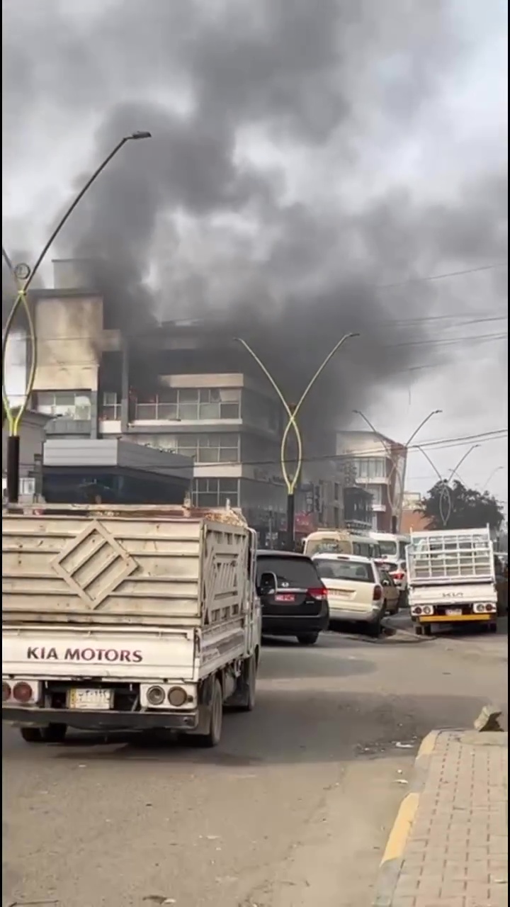 اخماد حريق بناية تجارية في منطقة الاعظمية