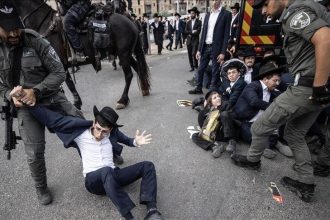 تصعيد غير مسبوق.. مروحية تتدخل لفض اشتباكات الشرطة والحريديم في القدس