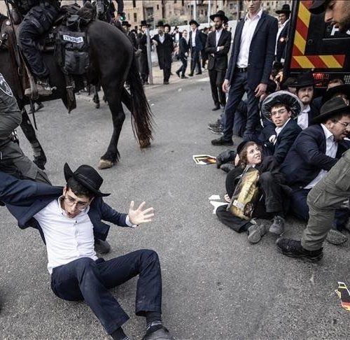 تصعيد غير مسبوق.. مروحية تتدخل لفض اشتباكات الشرطة والحريديم في القدس