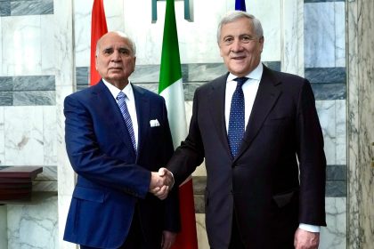 وزير الخارجيّة يطلب من نظيره الإيطالي إعادة النظر في القيود المفروضة على السفر إلى العراق