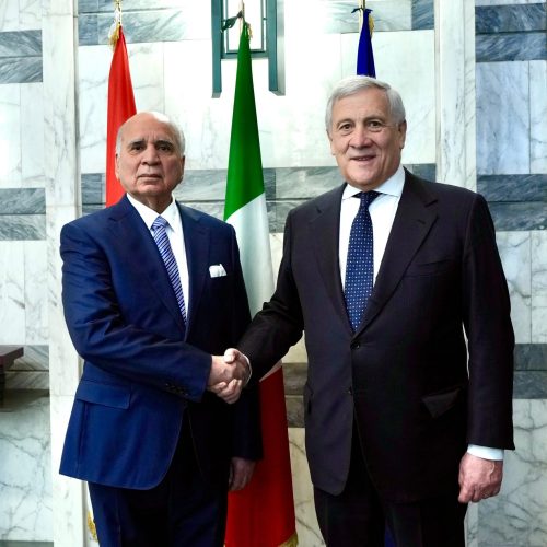 وزير الخارجيّة يطلب من نظيره الإيطالي إعادة النظر في القيود المفروضة على السفر إلى العراق