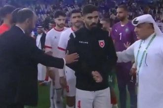 بعد الهجوم في التواصل الاجتماعي.. لاعبا الأردن يوضحان سبب أزمة تحية مدرب المغرب