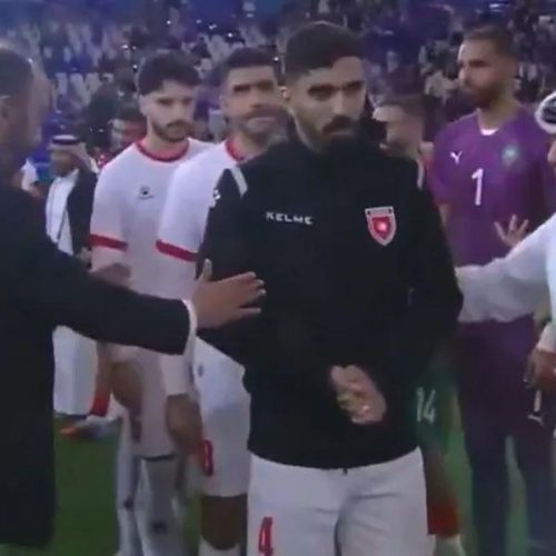 بعد الهجوم في التواصل الاجتماعي.. لاعبا الأردن يوضحان سبب أزمة تحية مدرب المغرب