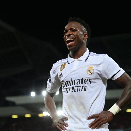 ضحكة فينيسيوس خلال استقبال فريقه أحد الأهداف تشعل أزمة جديدة في ريال مدريد