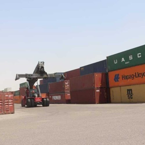 العراق يضبط شحنات كبيرة من الأدوية المهربة مخفية خلف مواد رخيصة الثمن بميناء أم قصر