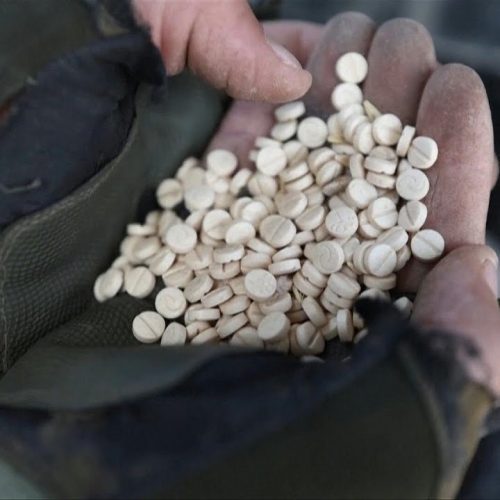 الداخلية: اعتقال 4 مطلوبين دوليين بحوزتهم 200 الف حبة كبتاجون بالتعاون مع سوريا