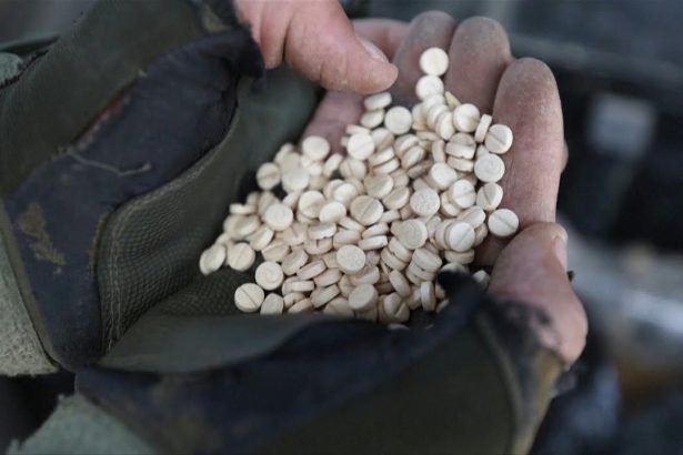 الداخلية: اعتقال 4 مطلوبين دوليين بحوزتهم 200 الف حبة كبتاجون بالتعاون مع سوريا