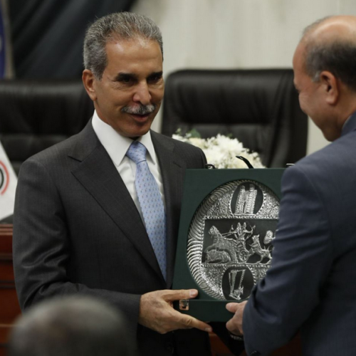 تكريم رئيس مجلس القضاء الأعلى القاضي فائق زيدان بدرع المحكمة الاتحادية