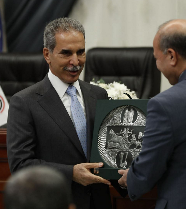 تكريم رئيس مجلس القضاء الأعلى القاضي فائق زيدان بدرع المحكمة الاتحادية