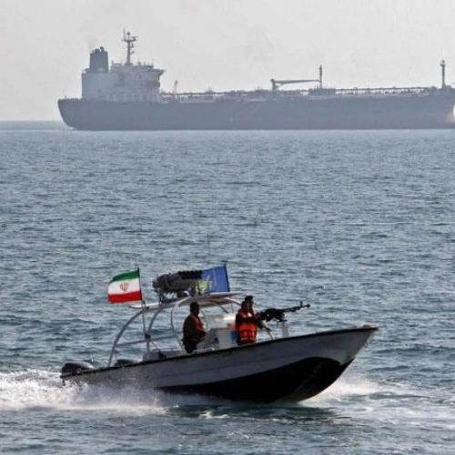 الحرس الثوري الإيراني يوقف سفينة محملة بـ4 ملايين لتر من الوقود المهرب في مياه الخليج