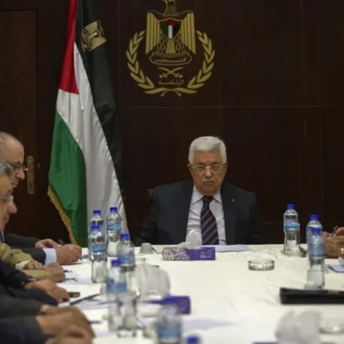 أكسيوس: الولايات المتحدة تدفع لإصلاح السلطة الفلسطينية وتحذر من انهيارها