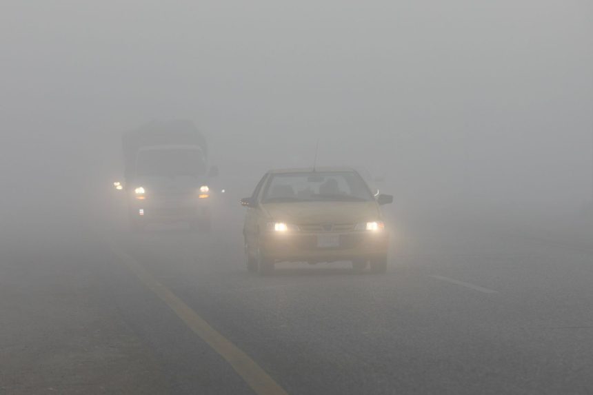 كانوا بطريقهم لأداء العمرة.. مصرع وإصابة 7 من عائلة واحدة بحادث سير سببه الضباب بالأنبار