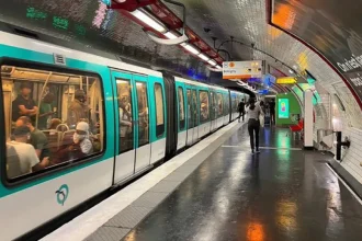 عمليات طعن في مترو باريس والشرطة تعتقل المشتبه به