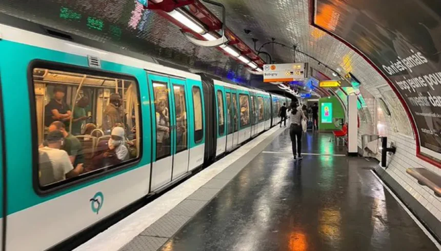 عمليات طعن في مترو باريس والشرطة تعتقل المشتبه به