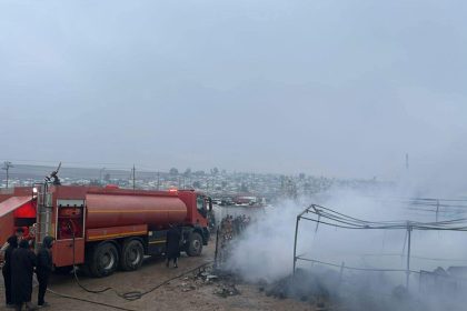 حريق ضخم يلتهم أكثر من 30 محلاً تجارياً داخل مخيم للنازحين في زاخو