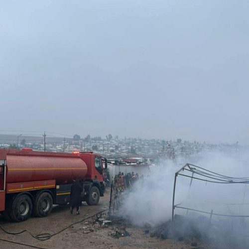 حريق ضخم يلتهم أكثر من 30 محلاً تجارياً داخل مخيم للنازحين في زاخو