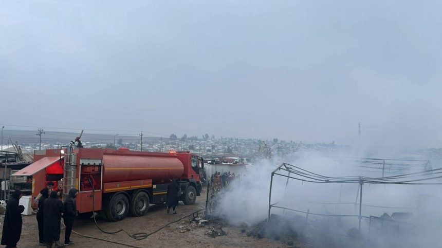 حريق ضخم يلتهم أكثر من 30 محلاً تجارياً داخل مخيم للنازحين في زاخو