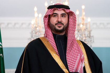 وزير الدفاع السعودي يوجّه رسالة إلى اليمنيين ويدعو إلى تغليب الحكمة وإنهاء التصعيد