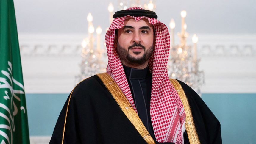 وزير الدفاع السعودي يوجّه رسالة إلى اليمنيين ويدعو إلى تغليب الحكمة وإنهاء التصعيد