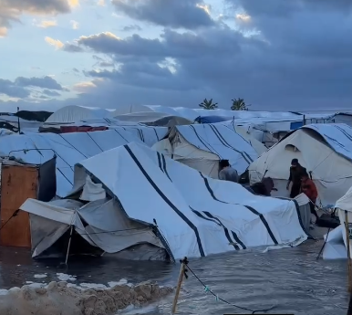 غزة.. خيام بالية وأمطار وعائلات كاملة في العراء