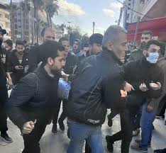 المرصد السوري: إصابات نتيجة هجوم مؤيدي السلطة بـ"السواطير" على المتظاهرين في جبلة