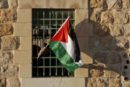 "ملوحين بالعلم الفلسطيني".. مظاهرات غاضبة في "أرض الصومال" ضد الاعتراف الإسرائيلي