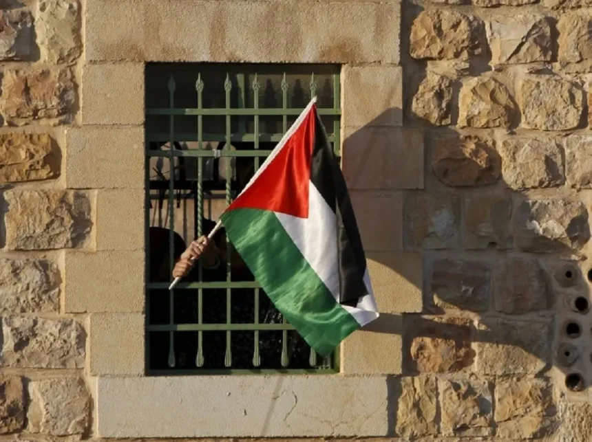 "ملوحين بالعلم الفلسطيني".. مظاهرات غاضبة في "أرض الصومال" ضد الاعتراف الإسرائيلي