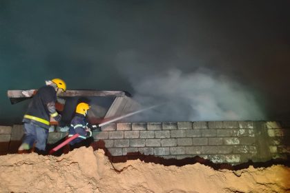 فرق الدفاع المدني تسيطر على حريق التهم مخزن للأخشاب في بغداد