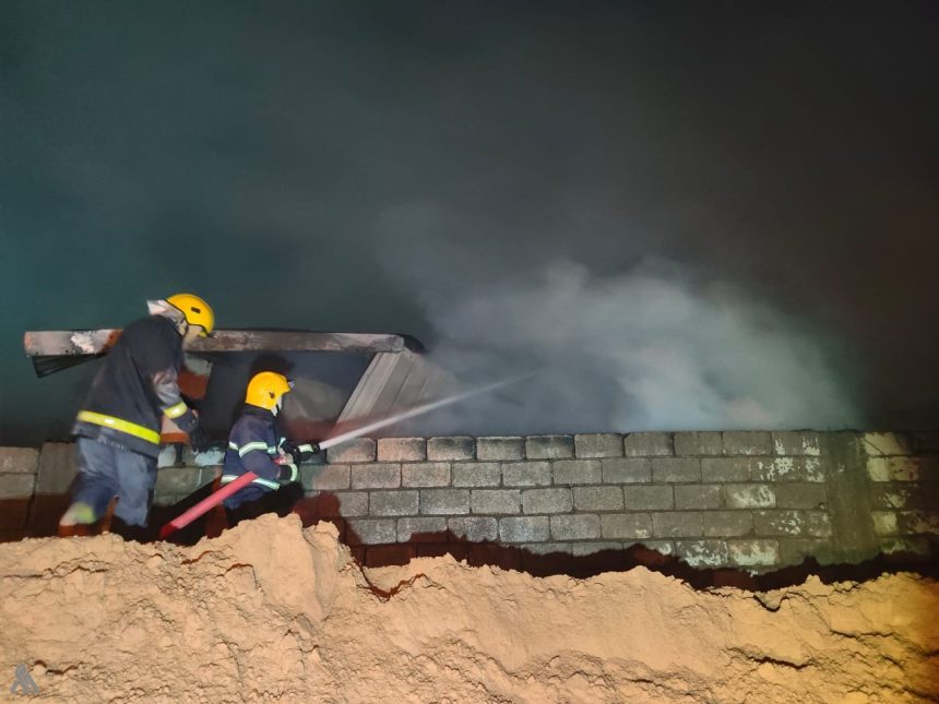 فرق الدفاع المدني تسيطر على حريق التهم مخزن للأخشاب في بغداد